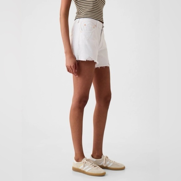 GAP - Super cute and comfy raw edge white denim 5 pocket shorts. Size 28T. - Picture 1 of 10